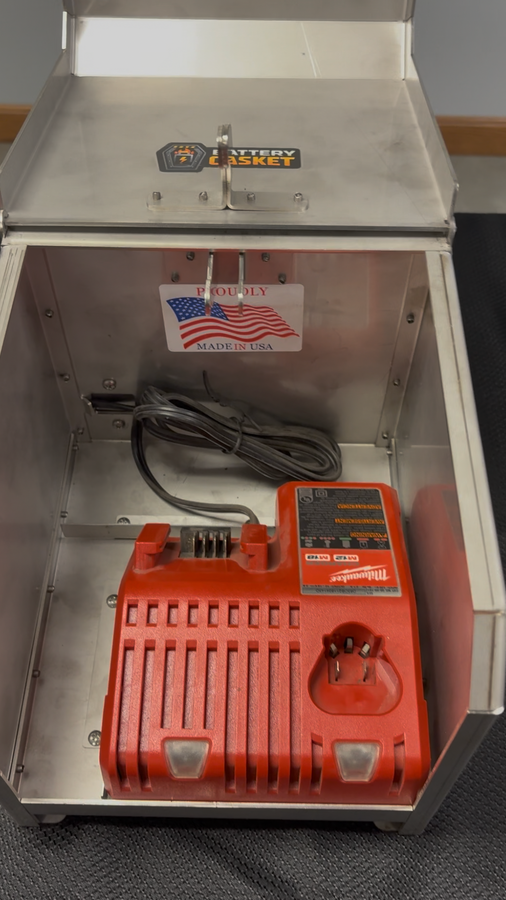 Battery Casket — Fire-Containment for Charging Batteries
